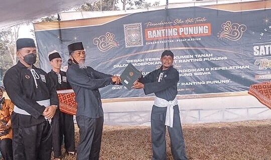 SH Terate Ranting Punung Lakukan Serah Terima Tanah Calon Padepokan