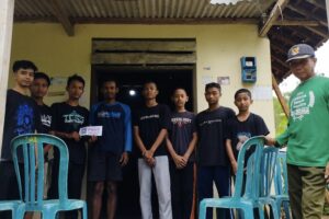 Pendekar PSHT Sambong Gotong Royong Bersama Masyarakat Bersihkan Rumah Warga yang Tertimpa Pohon Tumbang