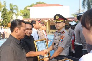 Kapolres Pacitan Berikan Piagam Penghargaan kepada Komandan Pamter SH Terate Cabang Pacitan, Perkuat Sinergitas Menjaga Kamtibmas