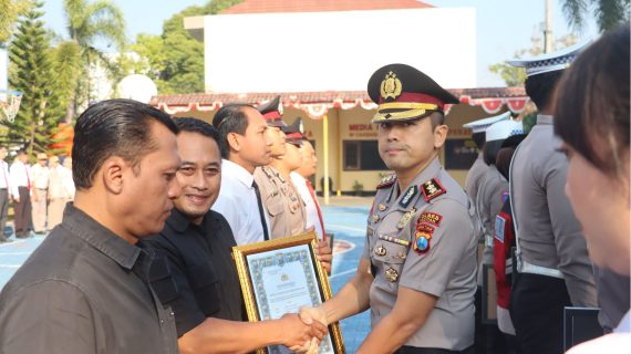 Kapolres Pacitan Berikan Piagam Penghargaan kepada Komandan Pamter SH Terate Cabang Pacitan, Perkuat Sinergitas Menjaga Kamtibmas